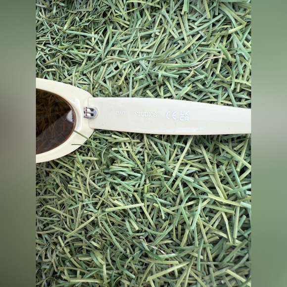 ✨DMY Studios Valentina Ivory Sunglasses - Picture 6 of 8